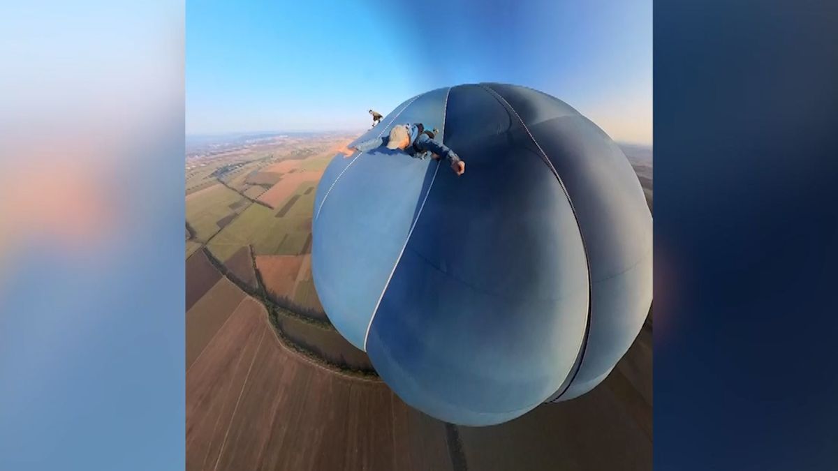 Basejumpeři v Bulharsku seskočili z vrcholu horkovzdušného balonu